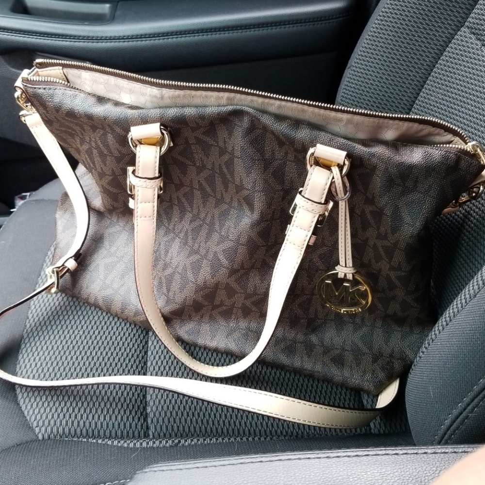 Michael Kors Signature Large Crossbody tote